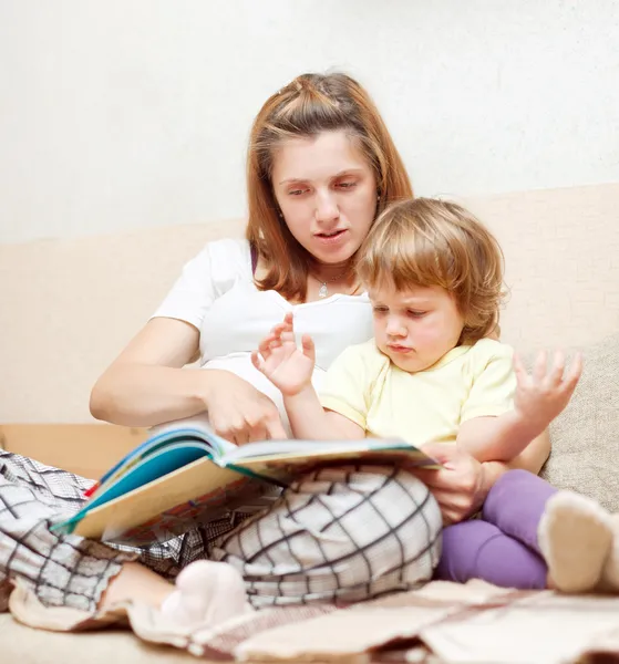 Mother showing book to her baby — Stock Photo, Image