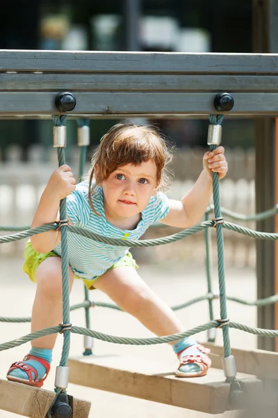 3 år barn på lekplats — Stockfoto
