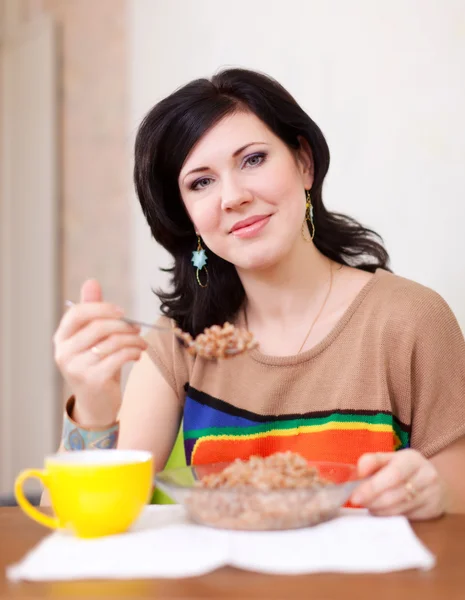 Mujer come cereales en casa —  Fotos de Stock