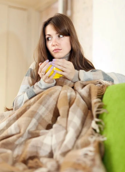 Mädchen auf Sofa mit einer Tasse Tee — Stockfoto