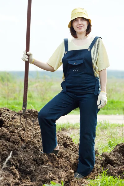 Farmer works with manure — Stock Photo, Image