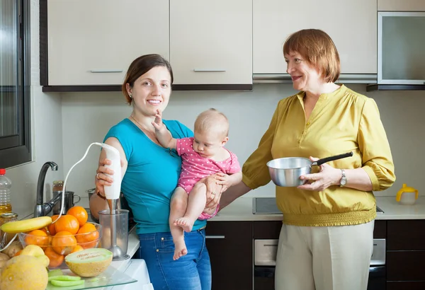 Mutlu kadın mutfağında blender ile — Stok fotoğraf