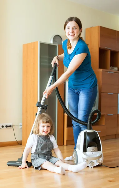 Madre e hija están haciendo limpieza de la casa —  Fotos de Stock