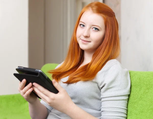 Девочка-подросток читает электронный читатель или планшетный компьютер — стоковое фото