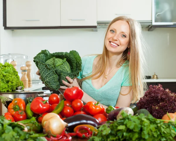 Portrait de femme au foyer avec chou et légumes — Photo