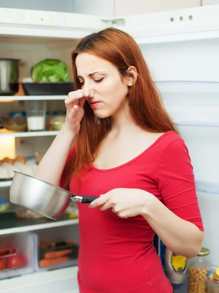 Kvinna i röd med illaluktande mat — Stockfoto