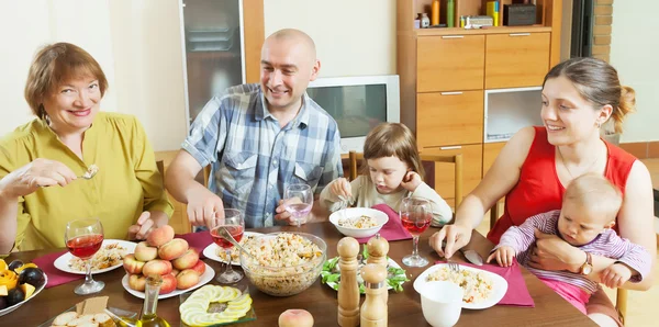 Familia de tres generaciones a la mesa en casa —  Fotos de Stock