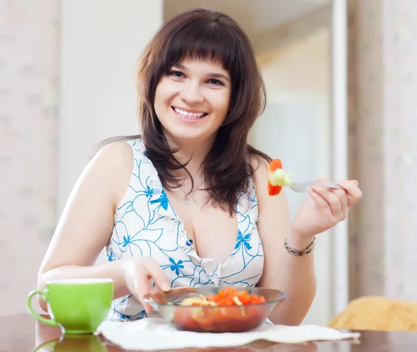 Kadın yiyor sebze — Stok fotoğraf