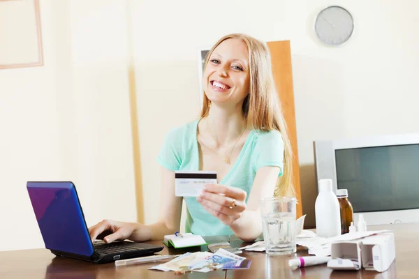 Vrouw kopen drugs online met laptop en kaart — Stockfoto