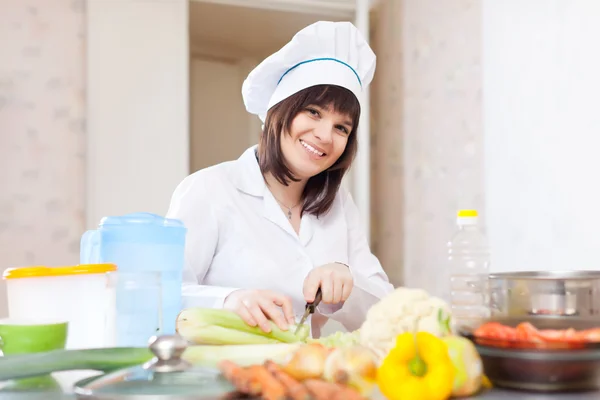 Femme cuisine à la cuisine — Photo