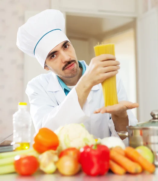 Cozinhar homem cozinhar com espaguete — Fotografia de Stock