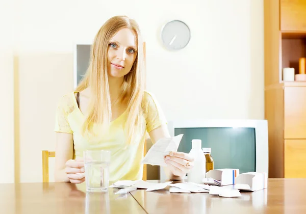 Mujer joven seria con medicamentos — Foto de Stock
