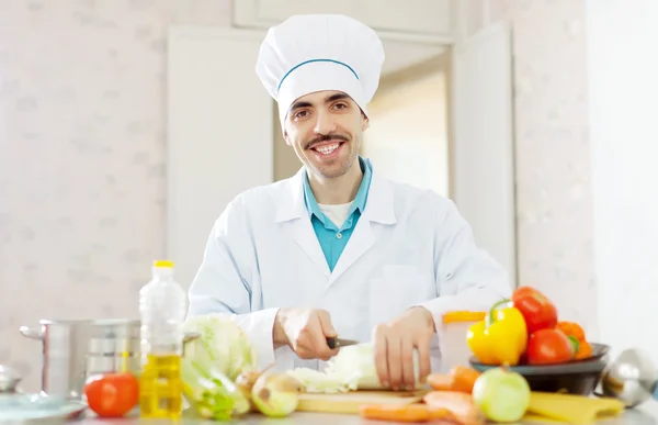 Cozinheiro feliz faz almoço vegetariano de legumes — Fotografia de Stock