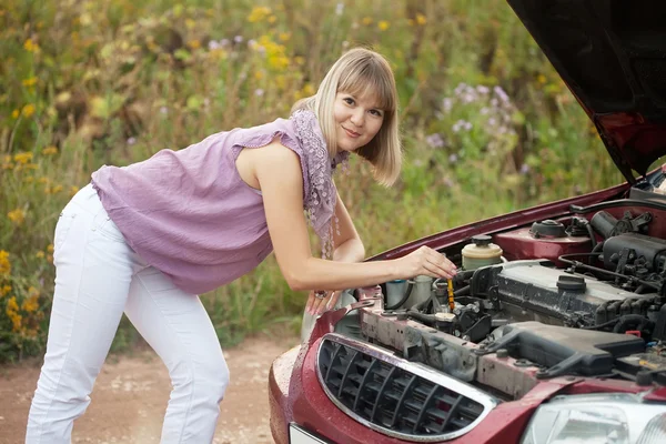 Woman trying to fix the car — Stock Photo, Image