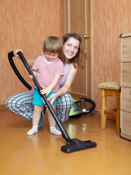 Familjen sysslor med dammsugare — Stockfoto