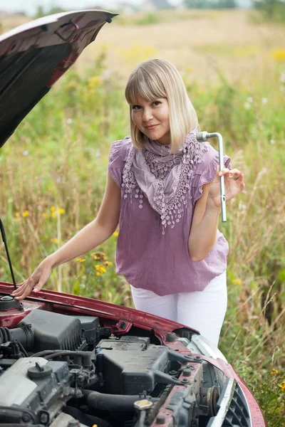 Woman with her broken car — Stock Photo, Image