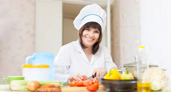 Portret van vrouwelijke kok in de keuken — Stockfoto