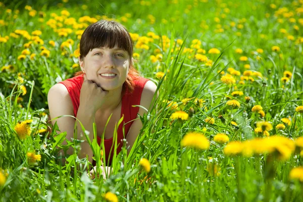 Šťastná žena relaxační v parku — Stock fotografie