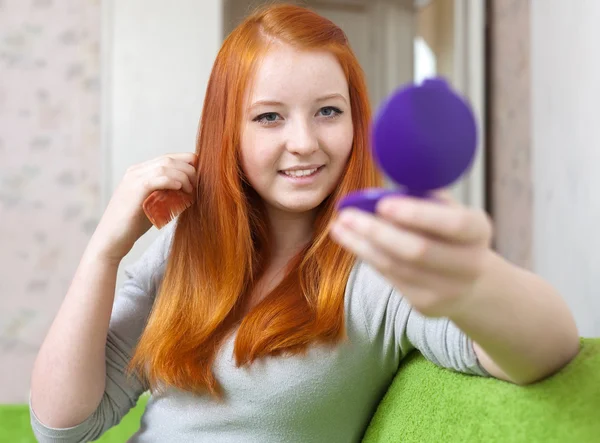 Adolescente chica peinando cabello —  Fotos de Stock