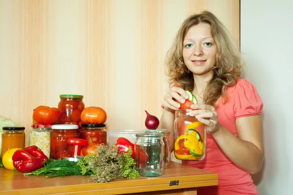 Женщина делает маринованные овощи — стоковое фото