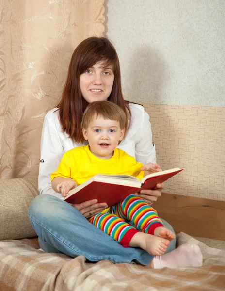 Mutter und Tochter lesen Buch — Stockfoto