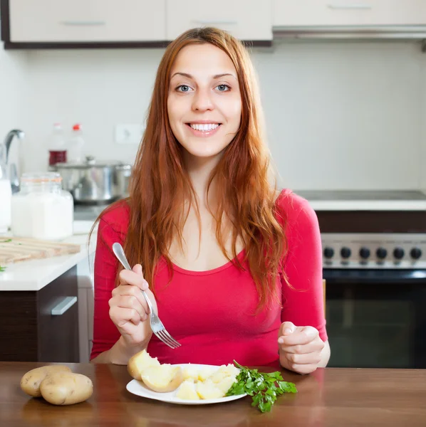 Mujer feliz comiendo patatas chaqueta — Foto de Stock