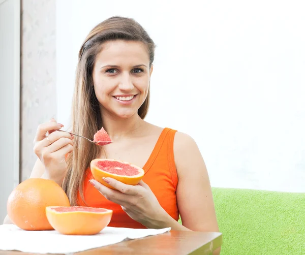 Mujer comiendo toronja con cuchara —  Fotos de Stock