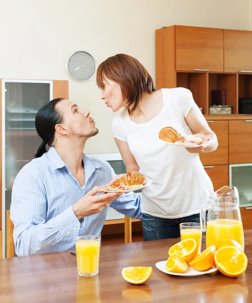 Mujer sirve desayuno a su amado hombre — Foto de Stock