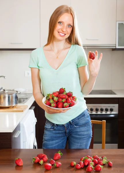 Chica rubia feliz sosteniendo fresas —  Fotos de Stock