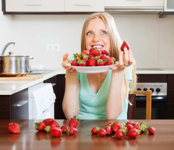Joven rubia ama de casa con fresas —  Fotos de Stock