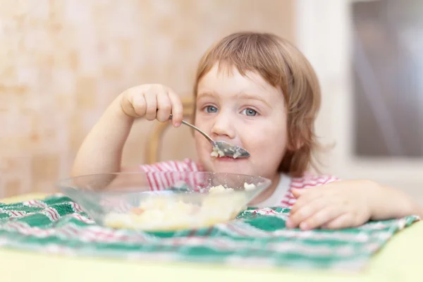 Ребенок ест ложкой — стоковое фото