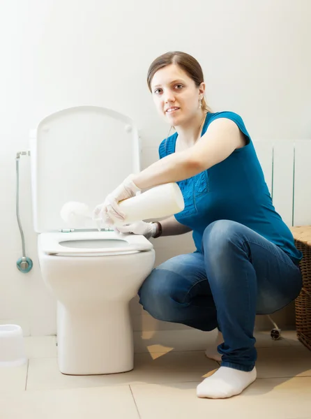 Femme nettoyage bol de toilette avec brosse et nettoyant — Photo