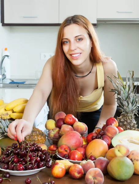 Olgunlaşmış meyve ile genç ev hanımı — Stok fotoğraf