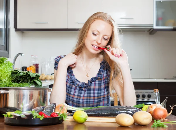 Nachdenkliche Hausfrau denkt darüber nach, wie man Fisch kocht — Stockfoto