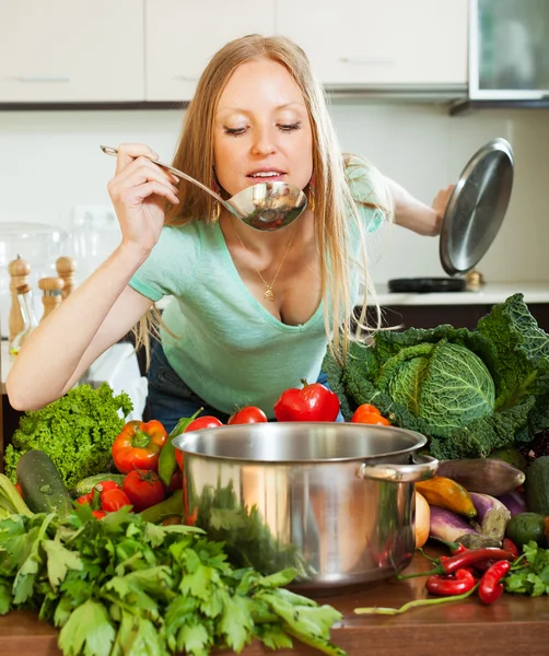 Mujer cocinando con cucharón de verduras — Foto de Stock