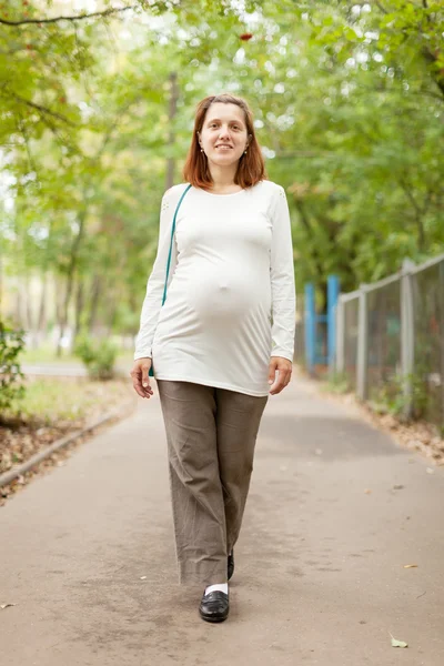 完整长度的怀孕的女人 — 图库照片