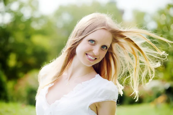 Mujer positiva de pelo largo — Foto de Stock