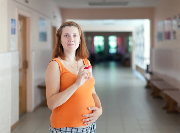 Zwangere vrouw met urineanalytische monster — Stockfoto