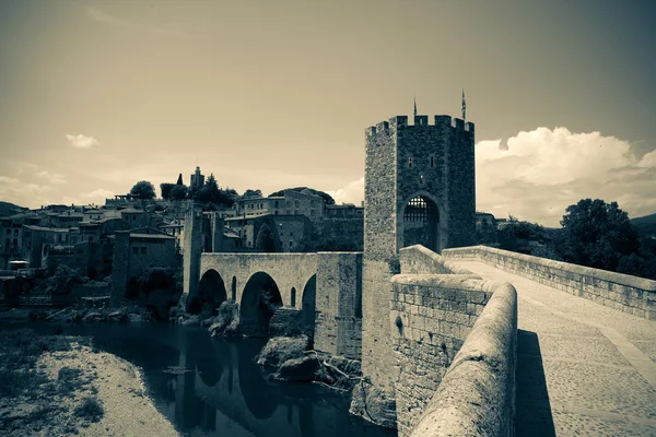 Puente medieval con puerta de la ciudad — Foto de Stock