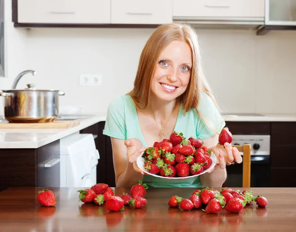 Blonde femme au foyer avec des fraises fraîches — Photo