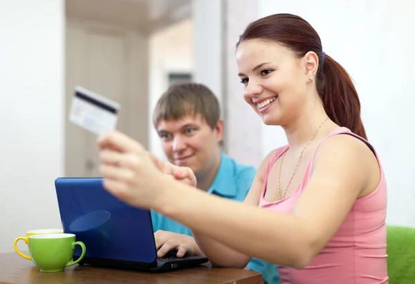 Feliz pareja haciendo compras en internet — Foto de Stock