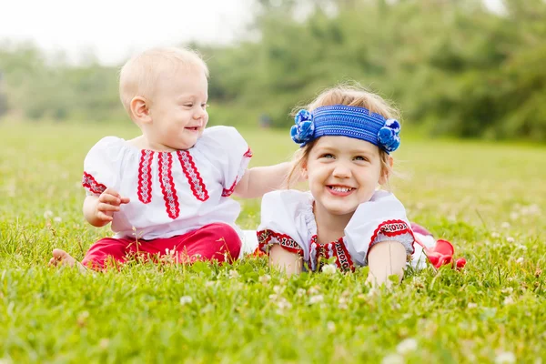 Дети в народной одежде летом — стоковое фото