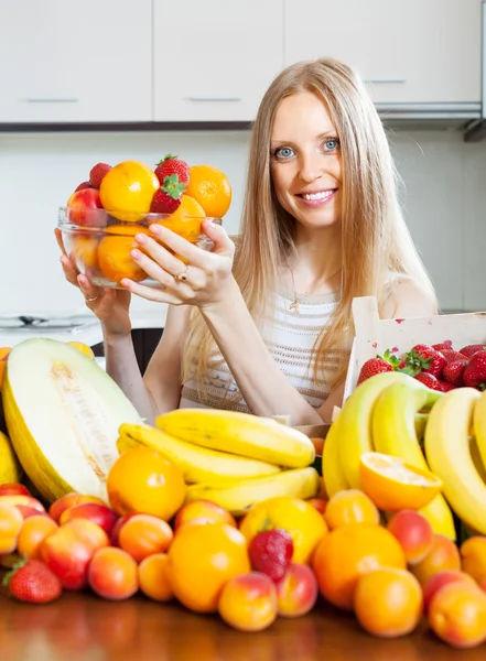 Šťastná žena s různým ovocem — Stock fotografie
