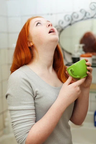 Ragazza adolescente gargarismi gola in bagno — Foto Stock