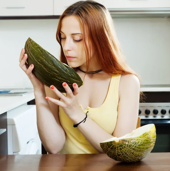 Mujer de pelo largo con melón maduro — Foto de Stock