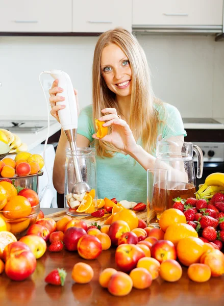 Leende tjej att göra frukt drycker — Stockfoto