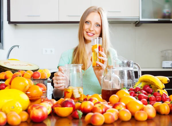 Kvinna med färsk frukt dryck — Stockfoto