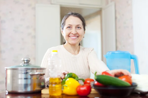 Mujer cocinar almuerzo vegetariano — Foto de Stock