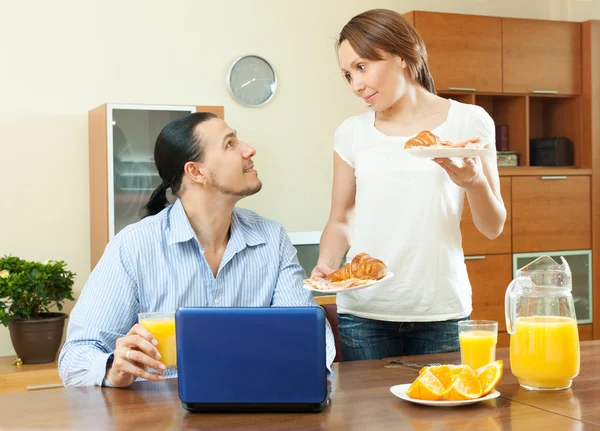 Casal olhando e-mail durante o café da manhã — Fotografia de Stock