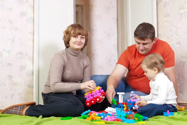 A szülők és a gyermek játszik a meccano — Stock Fotó